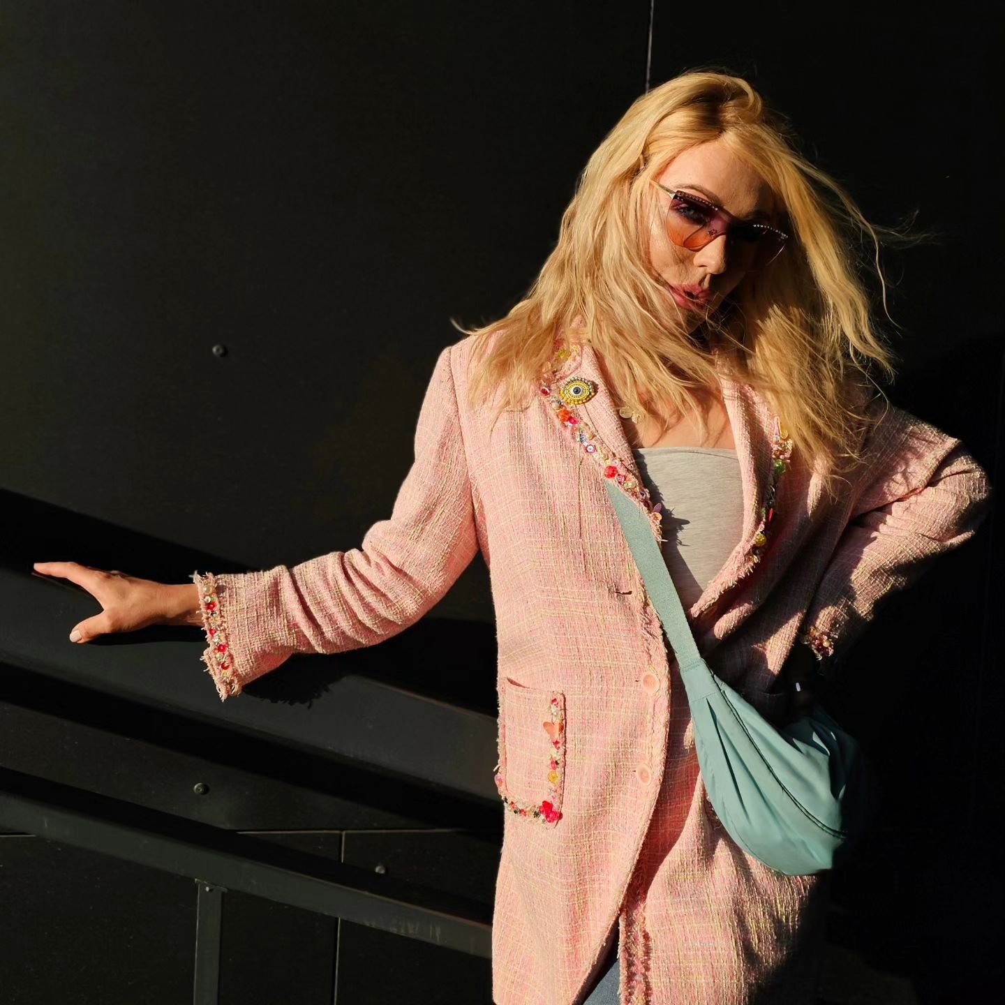 Духи дороже одежды: Николас Карма рассекретил стоимость лука эпатажной Монро (видео)